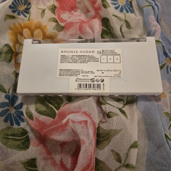 Revolution Trio Contour Palette - Cream, Tan, Gray - Picture 2 of 3